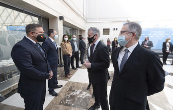 El lehendakari y el presidente del Consejo saludan a los integrantes del mismo. (IREKIA)