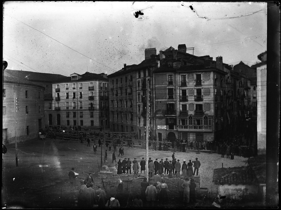 Vista de los edificios de la calle Duque de Ahumada, por donde discurrió el tramo final del encierro entre mediados del siglo XIX y 1921. (Carlos AMAT/FOTOTECA DE NAFARROA)