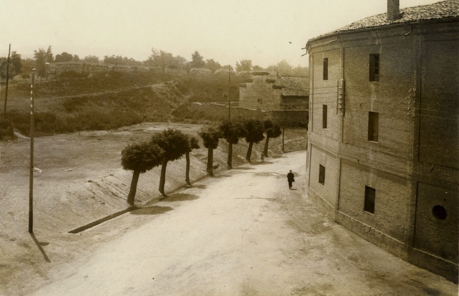 Imagen de la vieja plaza de toros de Iruñea y, a la izquierda, de los terrenos donde se levantaría el nuevo coso. (ARCHIVO MUNICIPAL DE IRUÑEA)