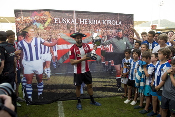 Balenziaga con la copa de EH Txapela en la final ganada en Irun. (Iñigo URIZ / FOKU)