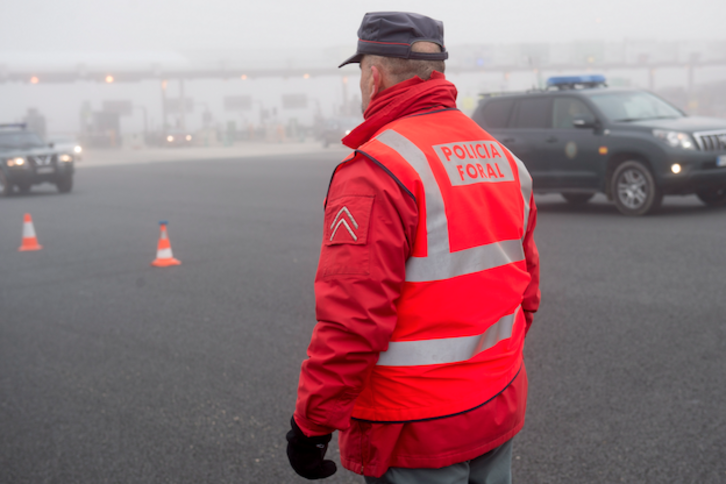 Agentes de la Policía Foral y de la Guardia Civil en un control. (Iñigo URIZ/FOKU)