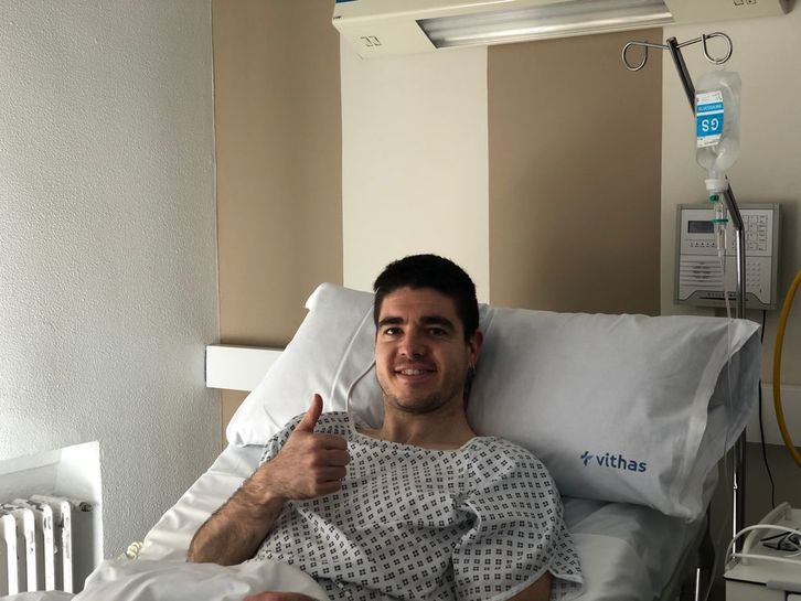 Iker Irribarria posa tras ser operado en Gasteiz. (ASPEPELOTA)
