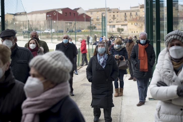 Esperando a la realización de pruebas del coronavirus en un cribado realizado en Nafarroa. (Iñigo URIZ/FOKU)