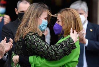 Abrazo entre Meritxell Serret y Carme Forcadell. (Josep LAGO/AFP)