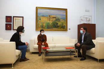 Idoia y Lourdes Zabalza en el encuentro con Unai Hualde en el Parlamento navarro.