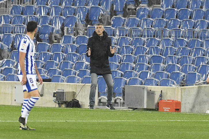 Imanol da instrucciones a Merino en el último partido contra el Levante. (Gorka RUBIO/FOKU)