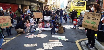 Cortan el tráfico en Abando para reclamar entornos escolares seguros y sin coches.