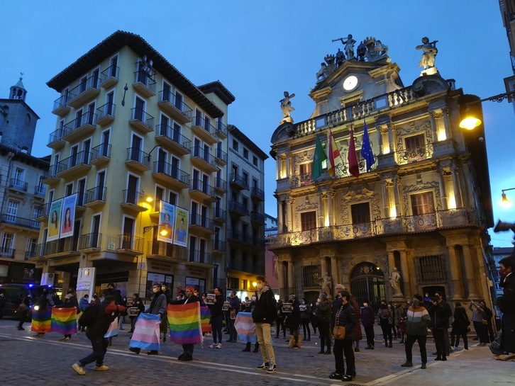 Concentración en contra de los recortes en Harrotu de Iruñea.