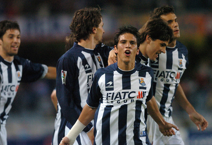 Mark González celebra un gol en Anoeta contra el Racing en 2006. (Andoni CANELLADA | FOKU)