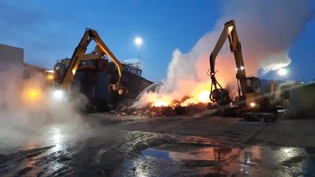 Bomberos de Araba han trabajado durante toda la noche para sofocar el incendio en Agurain. (@BomberosAraba)