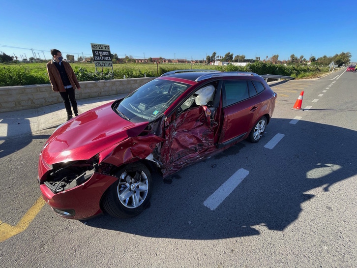 El coche en el que viajaban los periodistas, tras la embestida. (NAIZ)