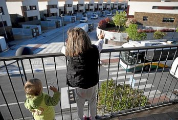 Dos menores, en un balcón de Iruñea.