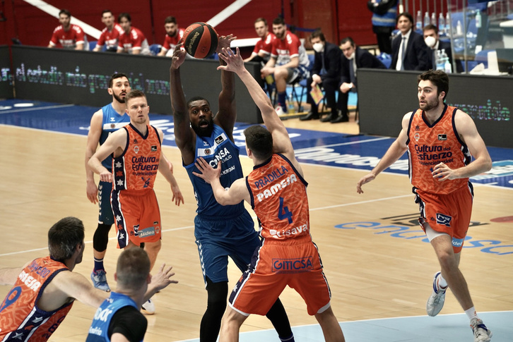 Okouo, con 20 puntos, ha sido pieza clave en la victoria del GBC ante Valencia Basket. (Andoni CANELLADA/FOKU)