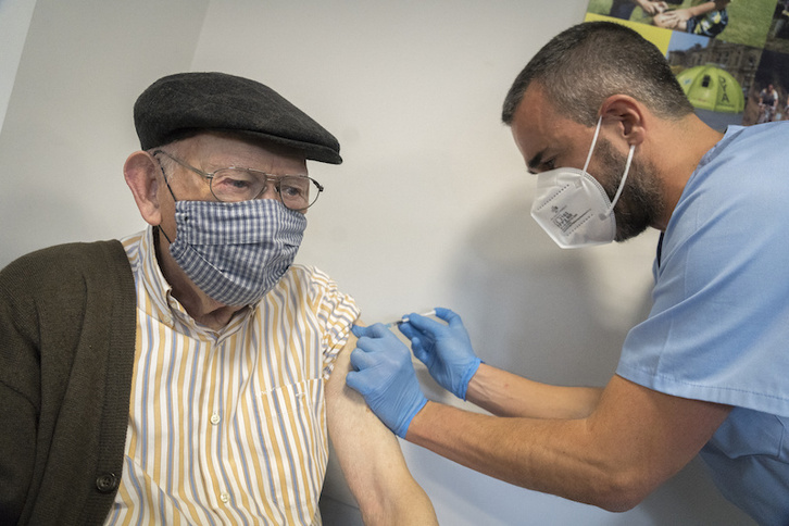 Vacunación a mayores de 80 años en Zarautz. (Gorka RUBIO/FOKU)