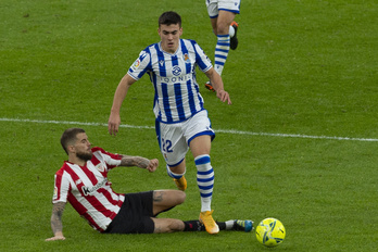 Iñigo Martínez ante Barrenetxea en el derbi disputado en Nochevieja en San Mamés. (Monika DEL VALLE / FOKU)