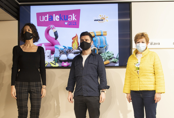 Lorea Bilbao, Harkaitz Millan eta Ana del Val Sancho Udalekuak programa aurkezteko prentsaurrekoan. (Raul BOGAJO/FOKU)