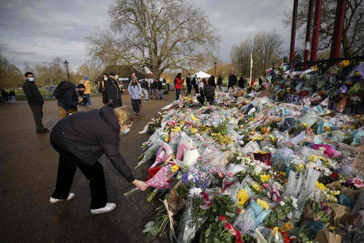 Ofrenda floral en recuerdo a Sarah Everard. (Tolga AKMEN/AFP)