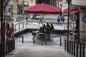 Varias personas en la terraza de un bar en Martzana. (Aritz LOIOLA/FOKU)