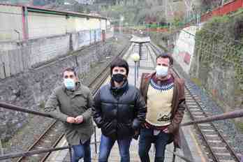 Representantes de EH Bildu en la estación de Kastrexana, a donde quieren que llegue la Línea 4 del metro.