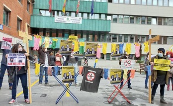 Concentración de Berri Otxoak para denunciar que el Ayuntamiento de Barakaldo recortará el presupuesto social.