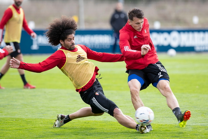 Aridane trata de bloquear el disparo de Budimir en la primera sesión de la semana. (@CAOsasuna)