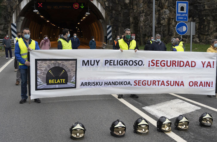 Concentración en una de las entradas del túnel de Belate. (Jagoba MANTEROLA/AFP)