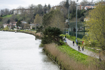 Gente disfrutando de un paseo en el camino Halage, a orillas del Aturri, en Baiona. (Guillaume FAUVEAU)