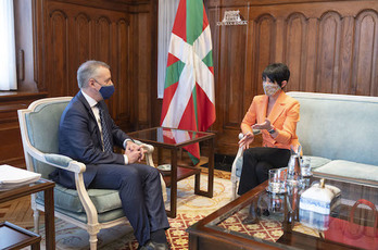 La portavoz parlamentaria de EH Bildu, Maddalen Iriarte, durante su reunión con el lehendakair, Iñigo Urkullu, en Ajuria Enea. (IREKIA)