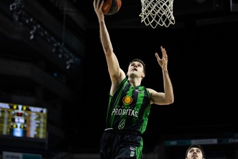 Xabi López-Arostegi le ha echado una mano a Bilbao Basket y GBC al ganar a Estudiantes. (J. PELEGRÍN / ACB PHOTO)