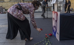 Ofrenda de flores a Mikel Zabalza en Donostia. (Andoni CANELLADA / FOKU)