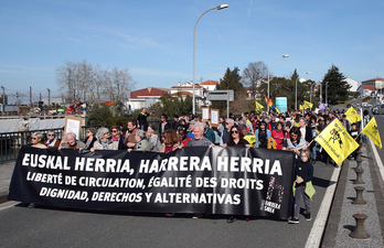 Hendaian migratzaile eta errefuxiatuen alde antolatutako mobilizazioa, otsailean. (Bob EDME)