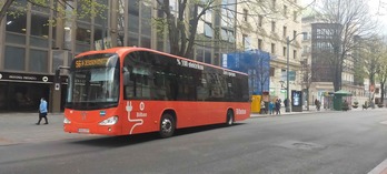 Autobús de Bilbobus en la bilbaina Gran Vía.