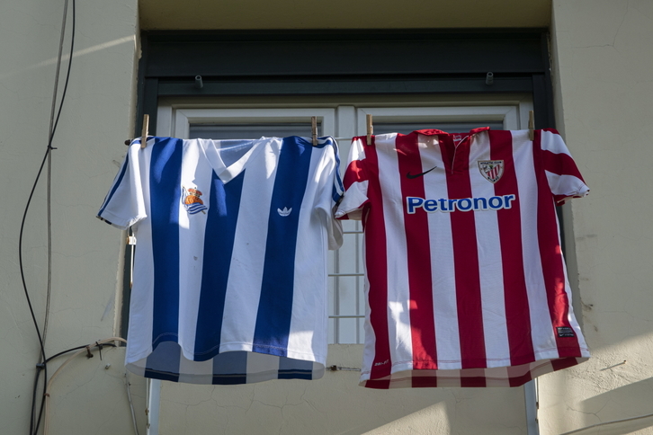 Una camiseta de la Real y otra del Athletic, el 19 de abril del pasado año, día que se tenía que haber disputado la final. (Jon URBE/FOKU)