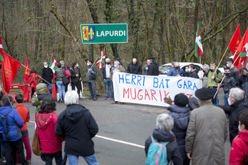 Iragan urtarrilaren 30an Bera eta Sara herriak lotzen dituen Lizuniagako lepoan herritarrek eginiko protesta ekimena. (Iñigo URIZ / FOKU)