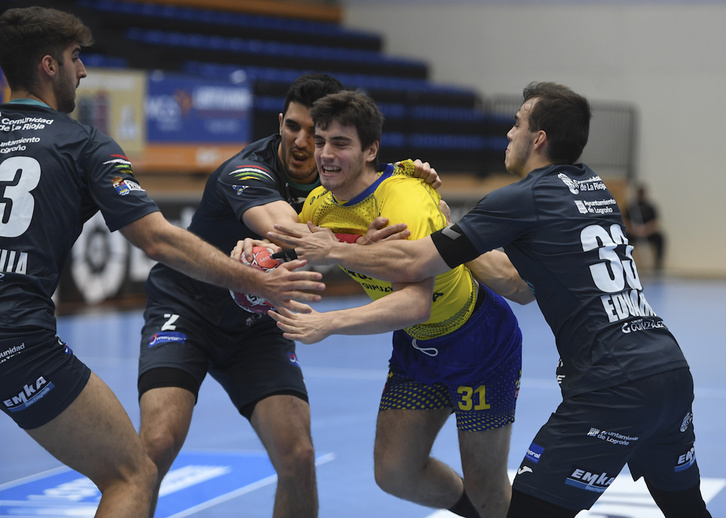 Bidasoa tuvo que pelear de lo lindo para superar al Logroño. (Jon URBE/FOKU)