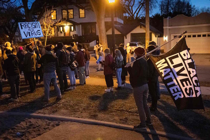 Marcha en Minnesota, Minneapolis, para denunciar los tiroteos contra salones de masajes asiáticos que dejaron ocho muertos en Atlanta. (Kerem YUCEL | AFP)