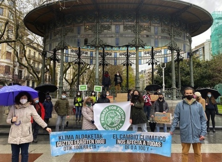 En la imagen, un momento de la protesta de este viernes en Donostia. (Fridays For Future)