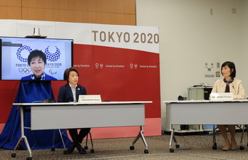 La gobernadora de Tokio, Yuriko Koike, habla a través de la pantalla ante la presencia de la presidenta del comité organizador de los JJOO de Tokio Seiko Hashimoto (izq.) y la ministra nipona de los JJOO, Tamayo Marukawa. (Yoshikazu TSUNO / AFP)