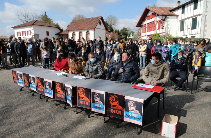 Larresoron egin duten prentsaurrekoan bertako herritar anitz bildu da. (Bob EDME/FOKU)