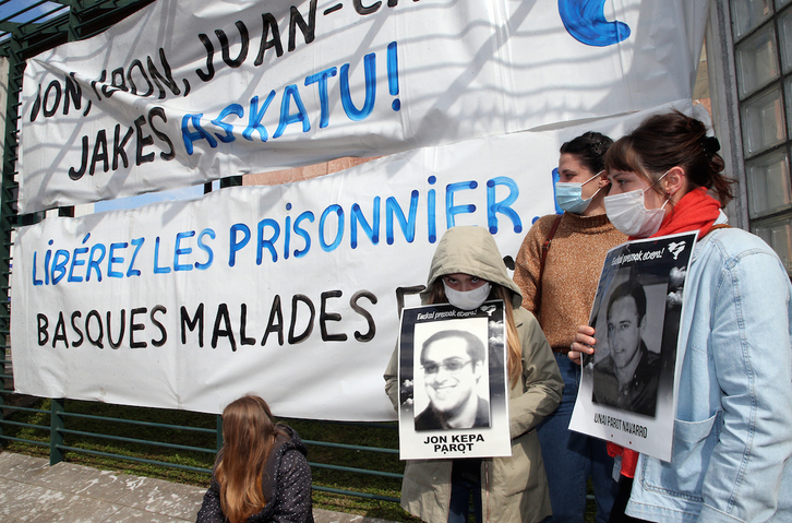 Familiares de Ion Kepa (y Unai) Parot, hoy, ante la subprefectura de Baiona. (Bob EDME)