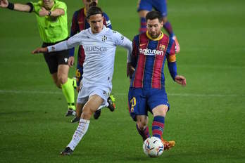 Messi, en el último partido contra el Huesca en el que metió dos goles, puede jugar su último partido en Anoeta. (Lluis GENE/AFP)