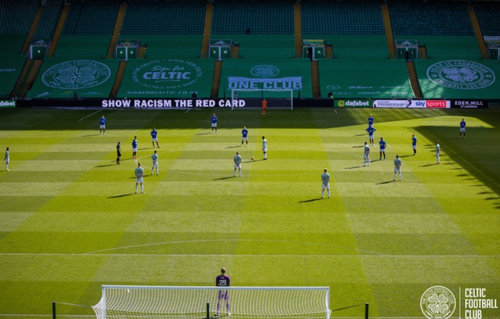 Jugadores del Celtic y el Rangers al inicio del partido. (@CelticFC)
