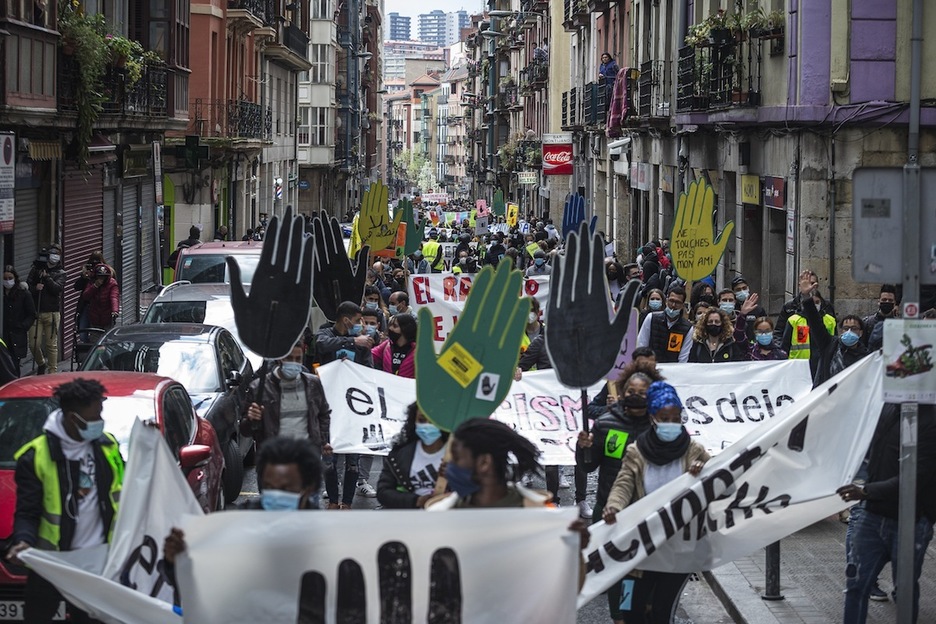 La manifestación antiracista por la calle San Francisco de Bilbo. (Aritz LOIOLA/FOKU).