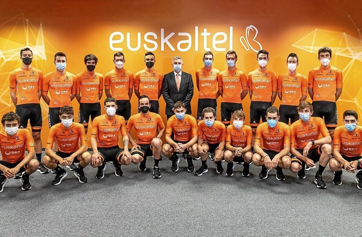 La plantilla de Euskaltel Euskadi posa el día de su presentación con el presidente de la empresa telefónica, Xabier Iturbe. (Prensa Euskaltel Euskadi)