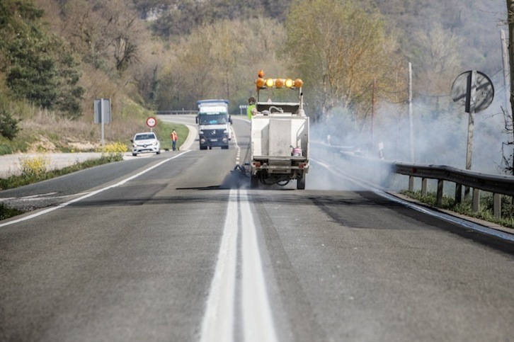 Trabajos de pintado de doble línea continua en la carretera N-121-A, en abril del año pasado. (GOBIERNO DE NAFARROA)