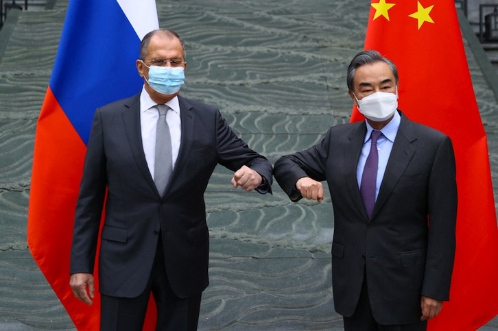 Los ministros de Exteriores de Rusia, Sergei Lavrov, y de China, Wang Yi, se han reunido este lunes en la ciudad china de Guilin. (AFP)