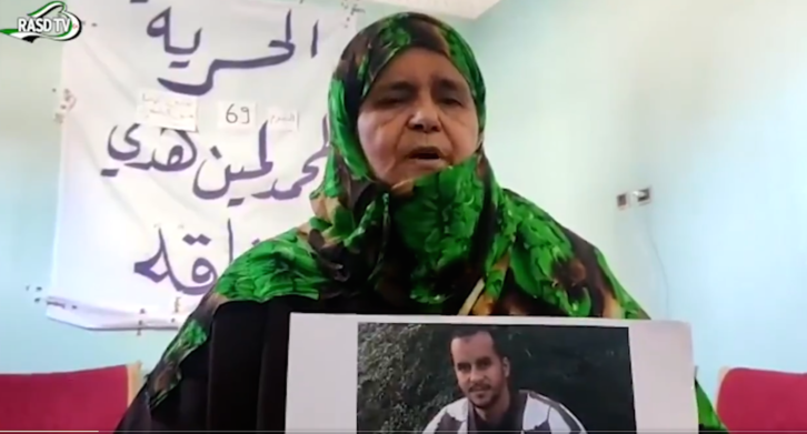 Imagen del vídeo de la TV Saharaui en el que la madre de un preso alerta de su situación. (@rasd_TVOficial)