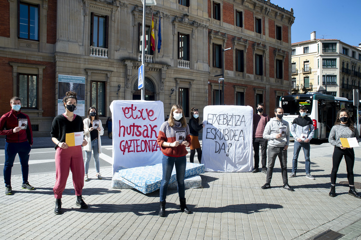 Ernairen agerraldia Nafarroako Parlamentuaren aurrean. (Iñigo URIZ/FOKU) 