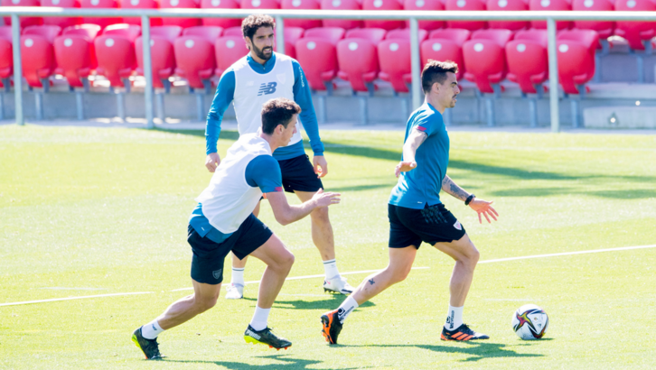 Dani García y Vesga pugnan por la pelota ante la mirada de Raúl García. (@AthleticClub)
