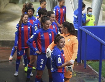 Sheila Elorza, sonriente antes de comenzar un encuentro con el Eibar. (Jon URBE/FOKU)